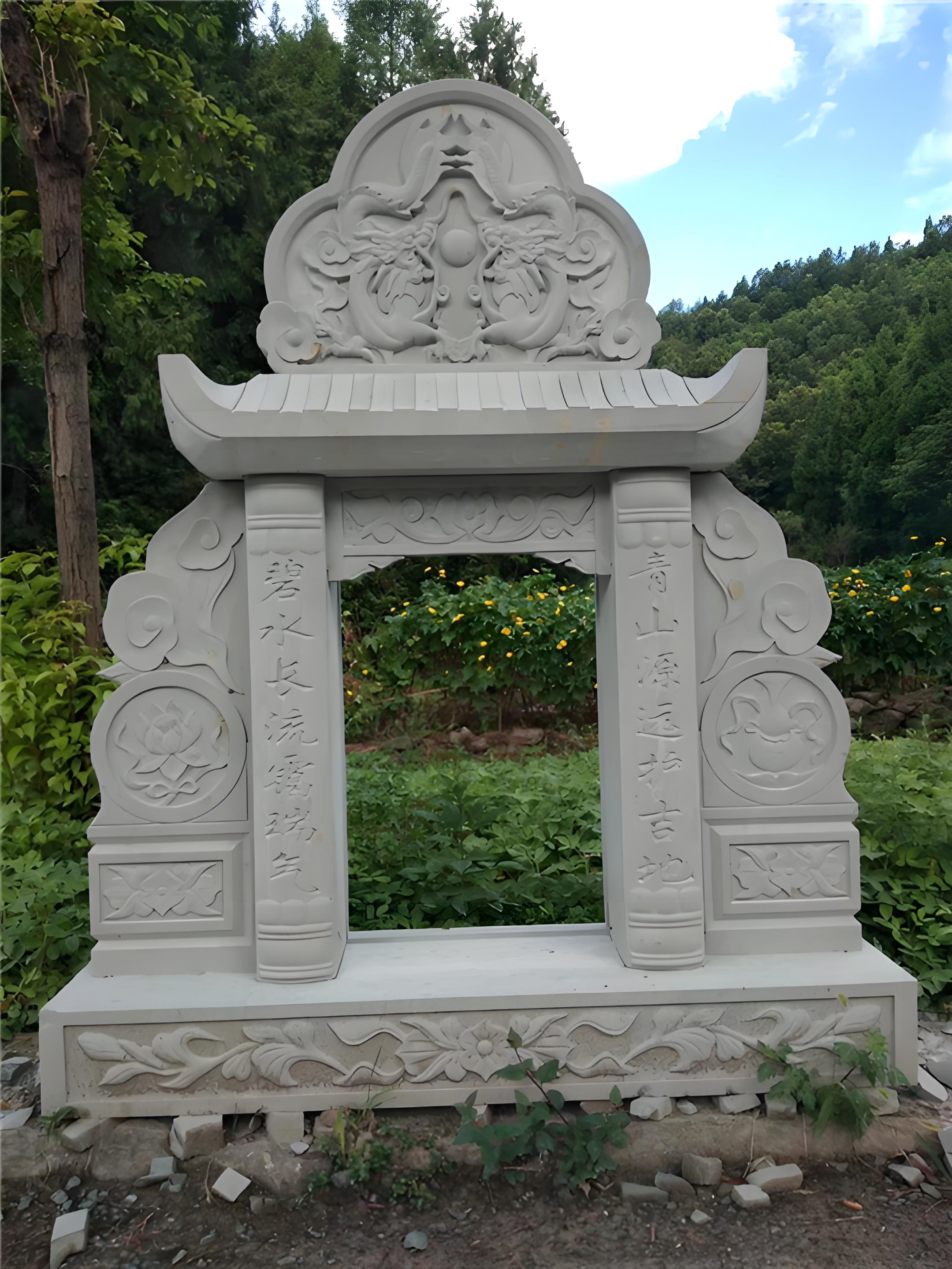 青石墓碑作為古代墓葬文化中的重要組成部分，承載著豐富的歷史背景和深刻的意義。在古代社會中，青石墓碑起著記錄和紀(jì)念的作用，不僅承載著逝者的姓名、生平經(jīng)歷和家世，還反映了當(dāng)時(shí)社會的文化、宗教、價(jià)值觀念等方面。青石墓碑的存在不僅是對逝者的尊重與懷念，也是對歷史的延續(xù)和對后人的啟示